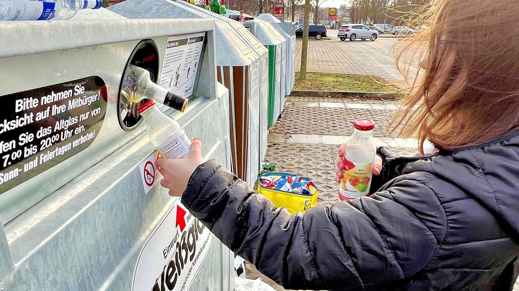 Am Platz der Jugend in Bernburg sind die Glascontainer bereits wieder voll.