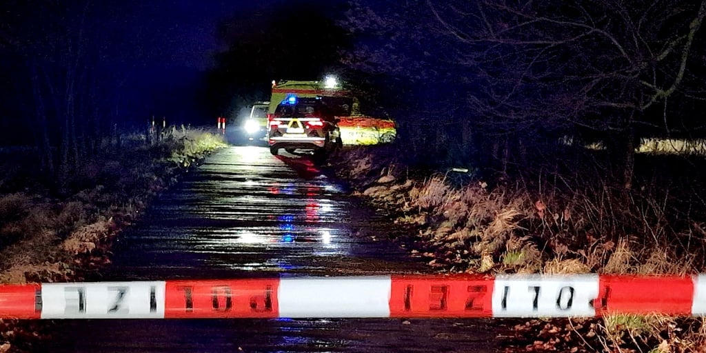 Polizei und Sanitäter am Fundort des toten Kindes im brandenburgischen Mittenwalde.