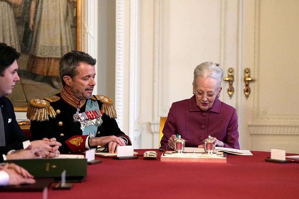 Königin Margrethe II. von Dänemark unterzeichnet auf Schloss Christiansborg die Abdankungserklärung.