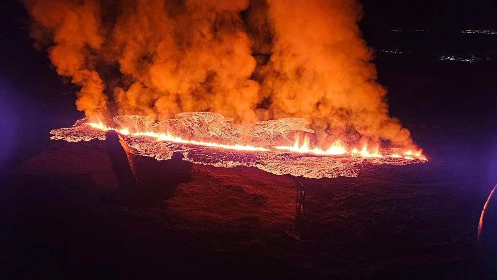 Der Vulkan, der etwa 40 Kilometer südwestlich der Hauptstadt Reykjavík liegt, war am Sonntagmorgen ausgebrochen.