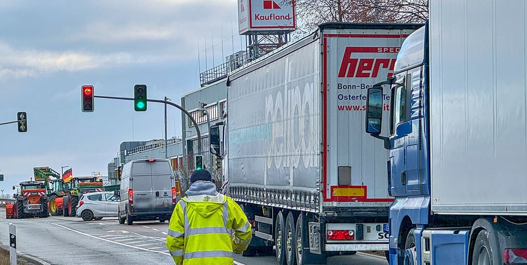 An den Blockaden bei Osterfeld staut sich der Lkw-Verkehr.
