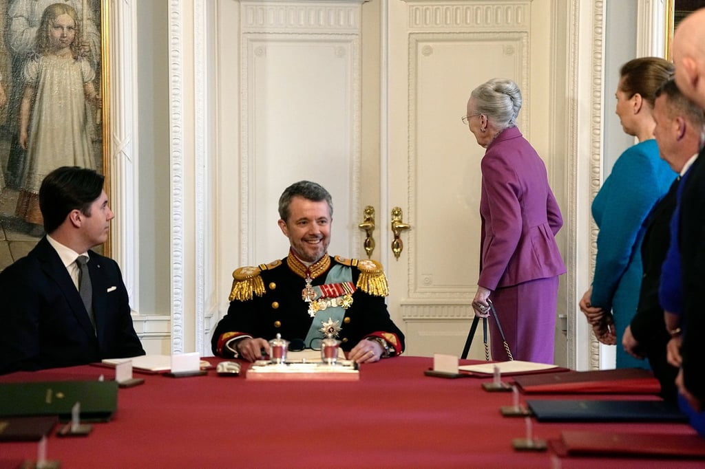 Frederik X. nimmt als neuer König von Dänemark am Kopf des Tisches des Staatsrats Platz, während die nun ehemalige Königin Margrethe II. die Sitzung verlässt.