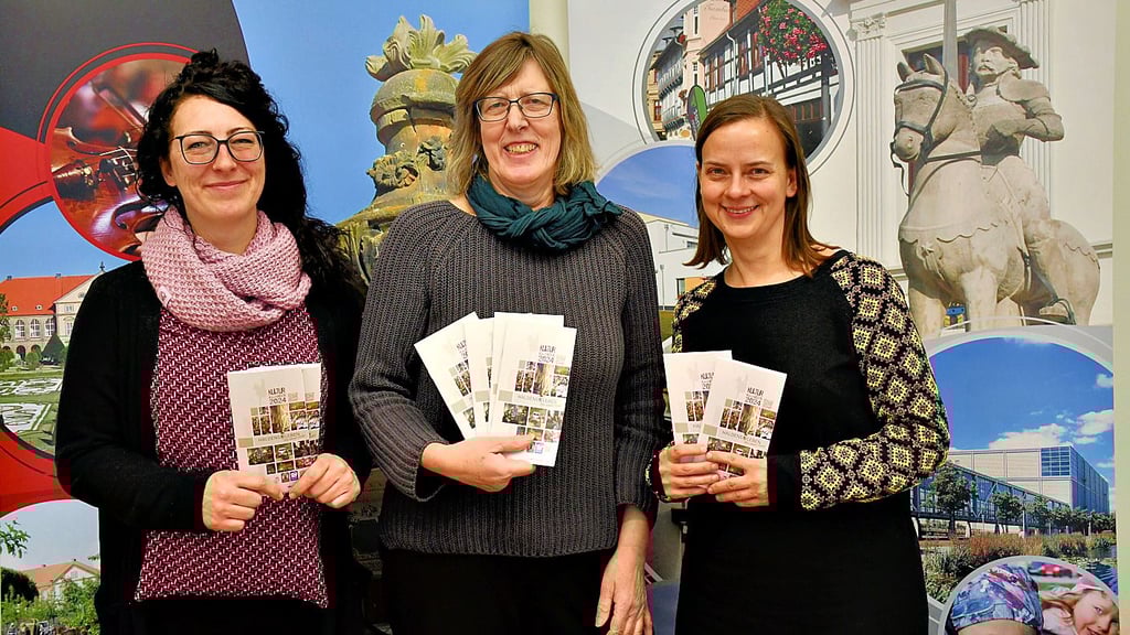 Claudia Beckmann und Astrid Seifert aus der Kulturabteilung sowie Stadtsprechrin Anja Malek (v.l.) haben den Kulturkalender 2024 für Haldensleben vorgestellt.