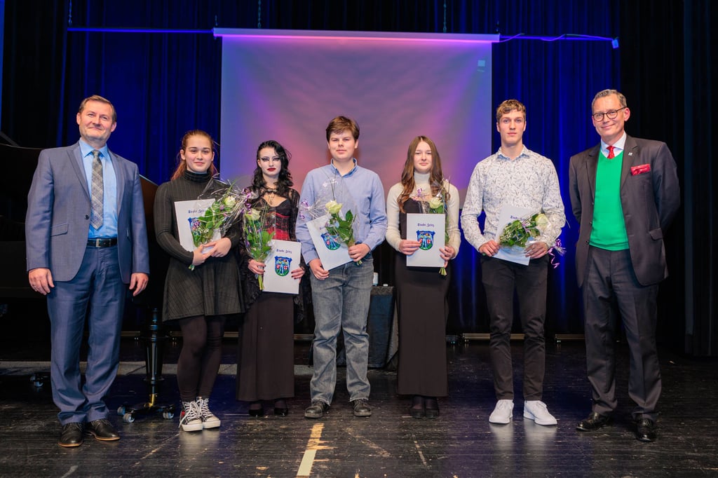 Stefan Auerswald (links) und Christian Thieme (rechts) zeichneten Hanna Lea Heilmann (von l. nach r.), Helene Penndorf, Martin Scholle, Mira Hartmann und Philipp Fahr aus.