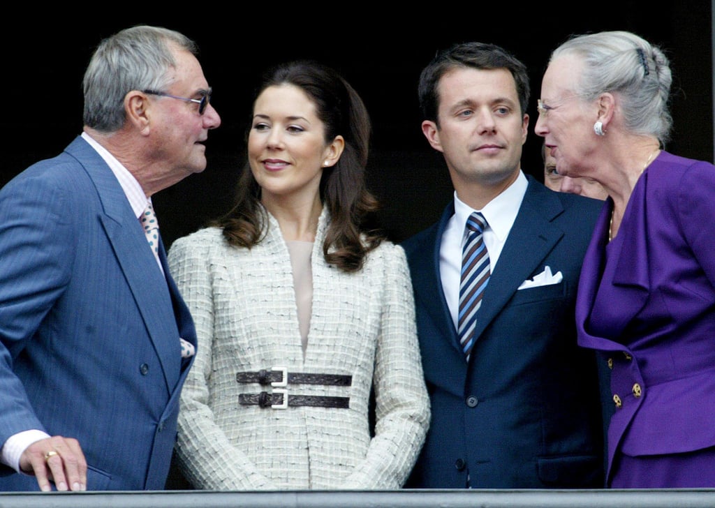 Erinnerung an vergangene Zeiten: Der damalige Kronprinz Frederik (M, r) und seine Verlobte Mary Donaldson (M, l), mit Königin Margrethe II. (r) und ihrem Mann, Prinz Henrik im Oktober 2003.