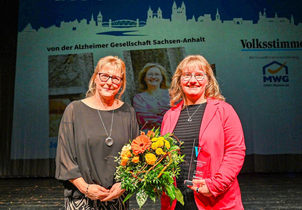 Jana Heute gratulierte Jeannette Böhm (r.), die Alzheimer-Patienten und deren Angehörigen mit Rat und Tat zur Seite steht. Die Volksstimme-Leser wählten sie dafür zur sechsten Siegerin bei der Wahl zum Magdeburger des Jahres 2023.