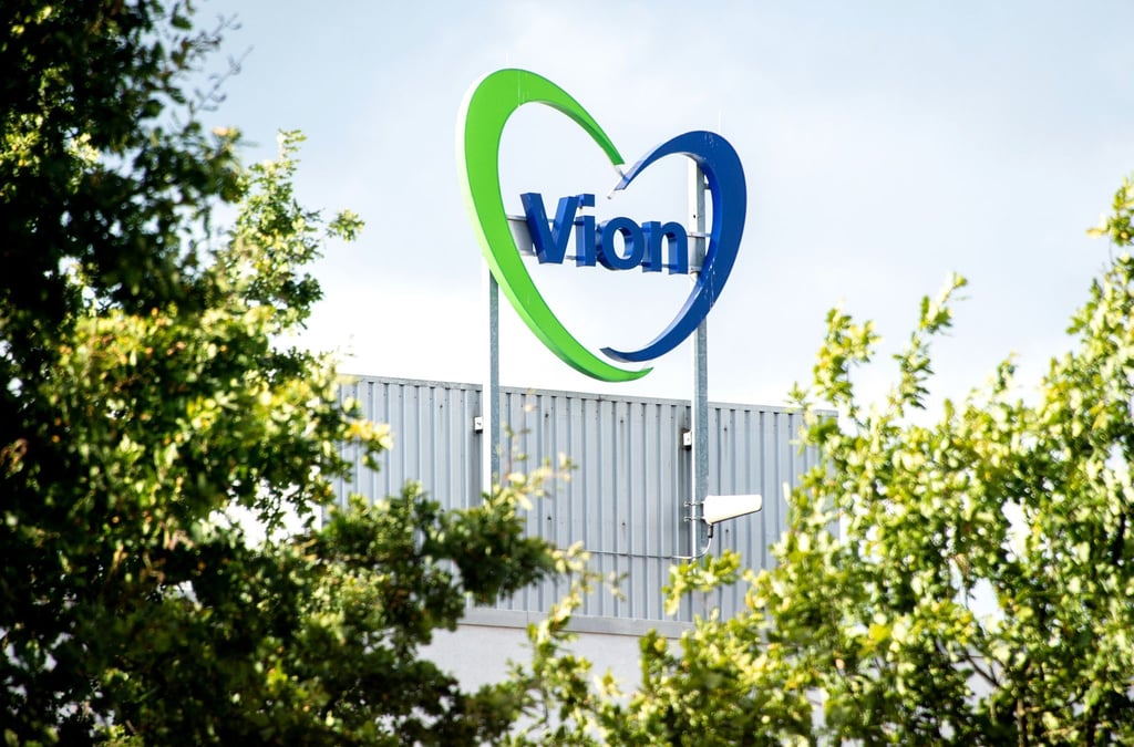 Das Logo des Unternehmens hängt an einer Halle des Lebensmittelkonzerns Vion.