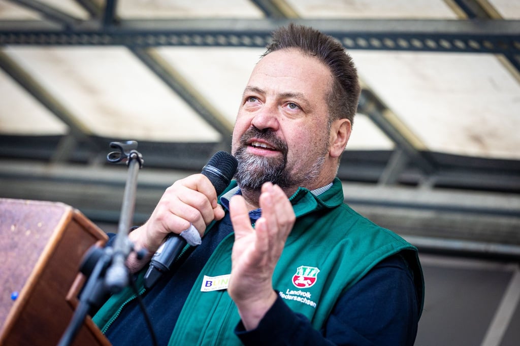 Holger Hennies, Präsident vom Landvolk Niedersachsen, spricht auf einer Kundgebung.