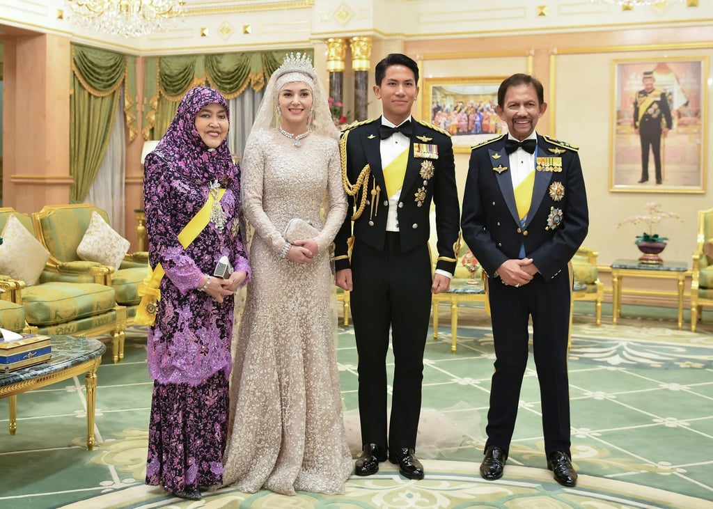 Prinz Abdul Mateen von Brunei (2.v.r) mit seiner Braut Anisha Rosnah (2.v.l) neben Königin Hajah Saleha (l.) und dem Sultan Hassanal Bolkiah (r).