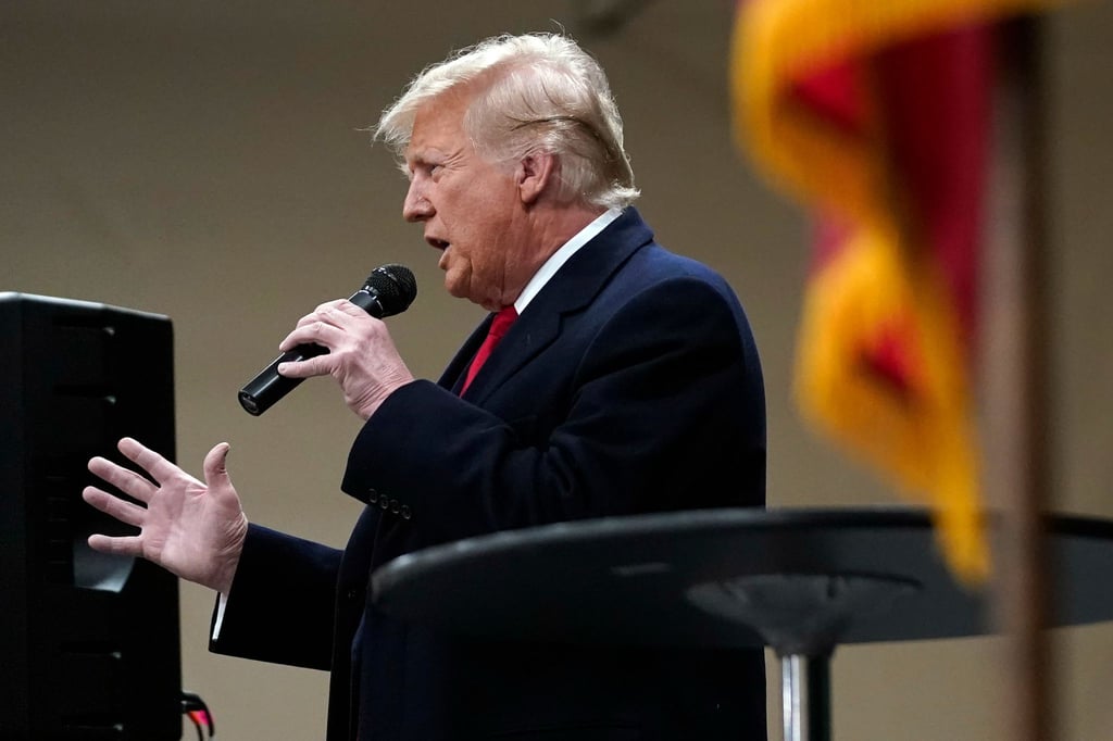 Bei der ersten Vorwahl der Republikaner um die US-Präsidentschaftskandidatur der Partei hat der frühere Präsident Donald Trump einen klaren Sieg eingefahren.