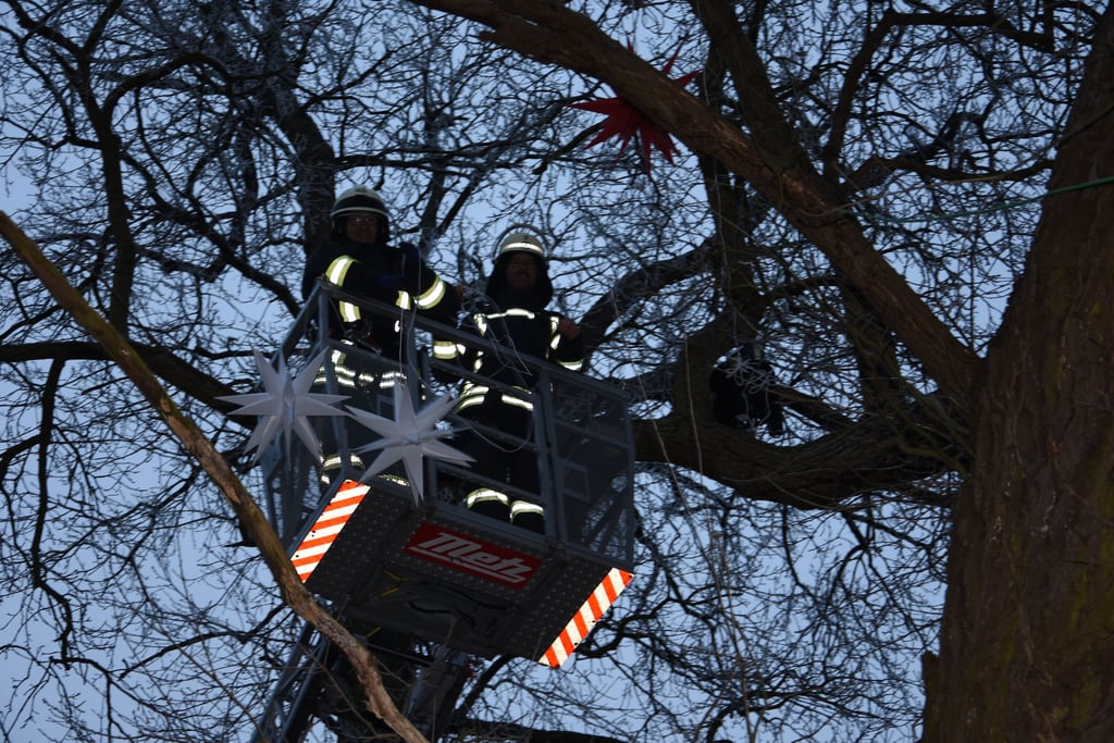 Die Feuerwehr Kalbe übernimmt auch viele große und kleine gesellschaftliche Aufgaben. Hier hilft sie beim Abschmücken der Weihnachtsdekoration am Friedenseckteich.