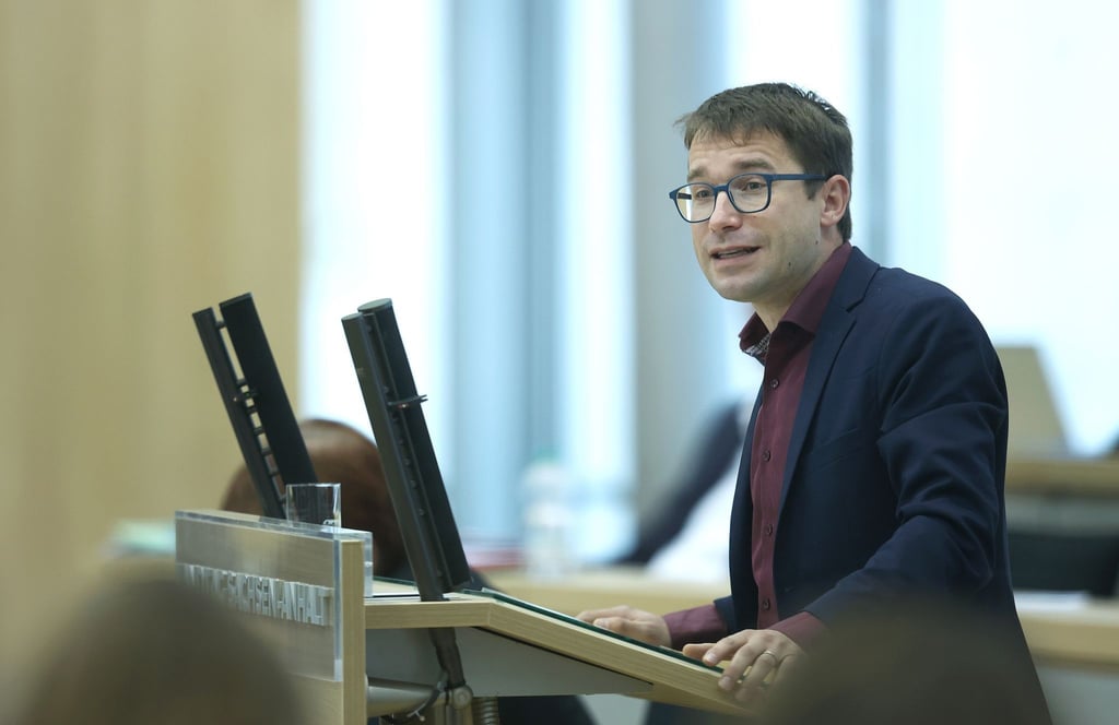 Sebastian Striegel, Parlamentarischer Geschäftsführer der Fraktion Bündnis 90/Grüne im Landtag von Sachsen-Anhalt, spricht.