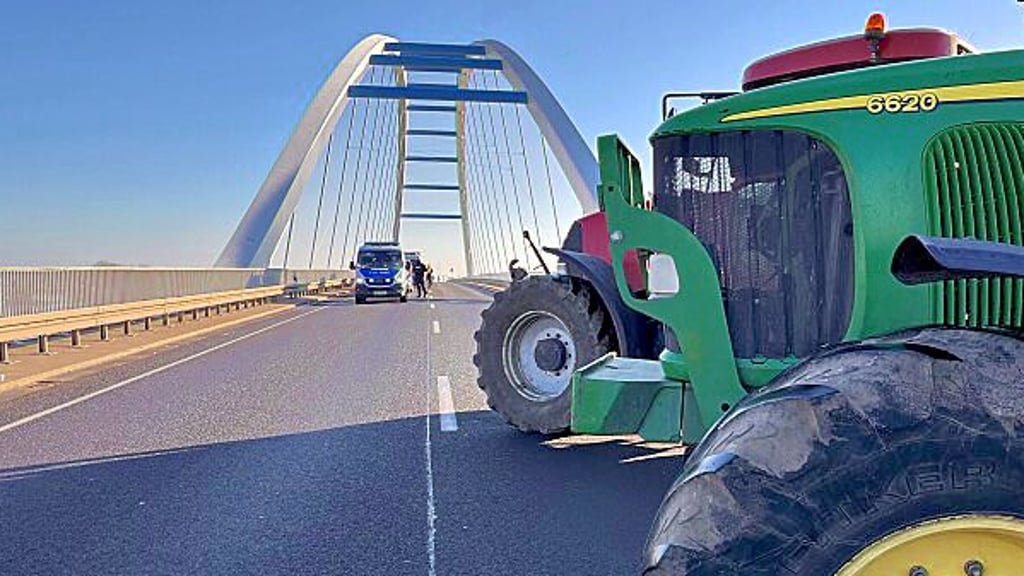 Die Elbbrücke bei Tangermünde wurde im Rahmen der Bauernproteste mehrere Tage blockiert.