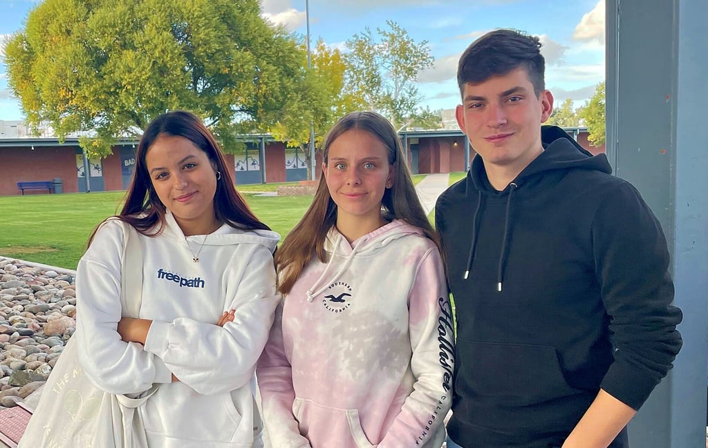 Verbrachten zwei Wochen in den USA: Amina Ibrahim (v.l.), Lotta Gehlfuß und Marcel Kopka vom Agricolagymnasium Hohenmölsen. Hier sind sie auf einem High-School-Gelände zu sehen.