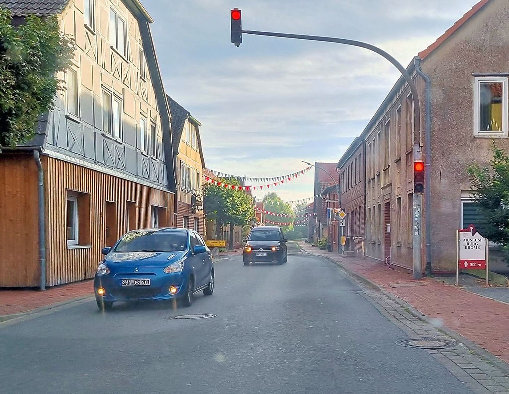 Der Verkehr am Nadelöhr in Brome wird mit Ampeln geregelt. Um Platz zu schaffen, soll ein Haus abgerissen werden.