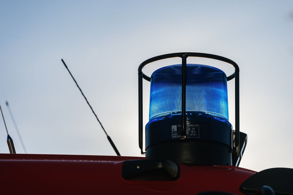Ein Blaulicht auf dem Dach eines Einsatzfahrzeugs.