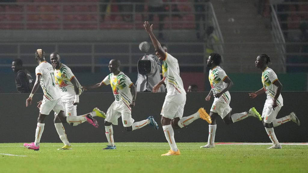 Amadou Haidara (rechts) jubelt mit seinen Teamkollegen.