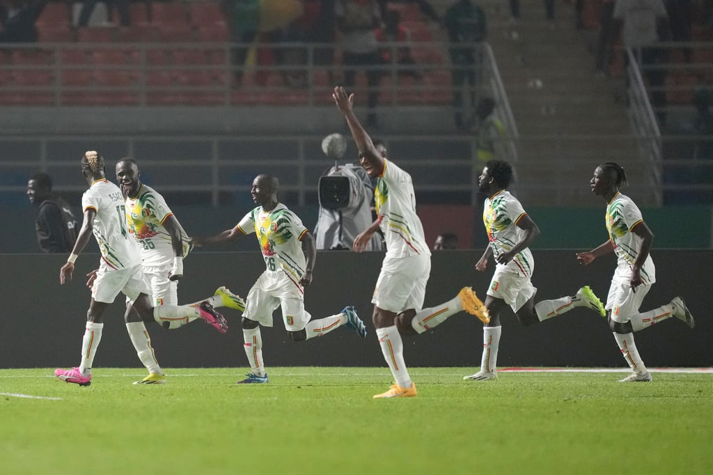 Amadou Haidara (rechts) jubelt mit seinen Teamkollegen.