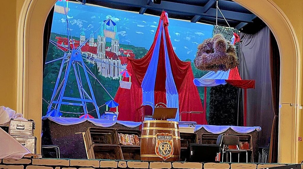Kirmes, Jahrmarkt, Tanzvergnügen: die Bühne des Großjenaer Karnevalsvereins im Naumburger Ratskellersaal.