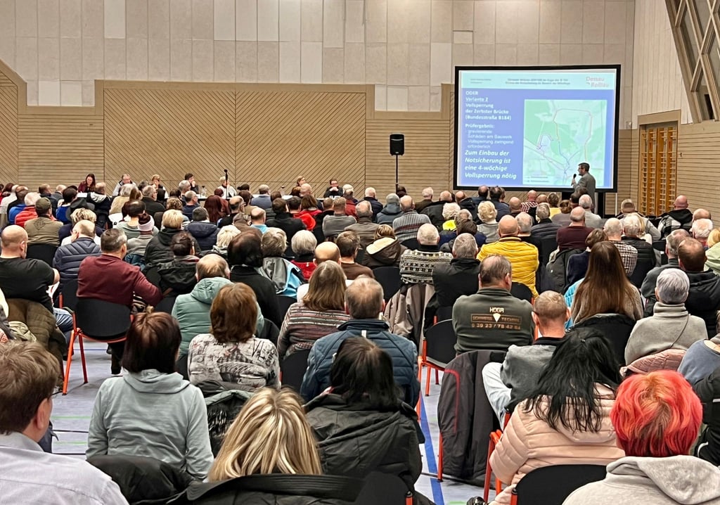 Die Elbe-Rossel-Halle in Roßlau war am Dienstagabend sehr gut besucht.