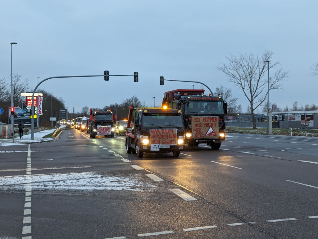 Bauernprotest in Merseburg auf der B 91: In der ersten Aktionswoche hatten Landwirte im Saalekreis teilweise den Verkehr lahmgelegt.
