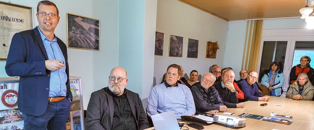 Christian Tegeder (links) stellte im Gemeindebüro die Solarpark-Pläne vor.