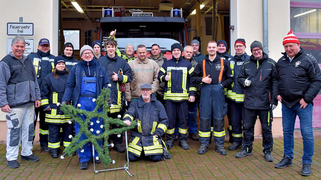 Bevor alle Helfer in Weferlingen zum Sterneabbauen ausgerückt sind, wurde besprochen, welche Trupps in welchen Straßen tätig werden.