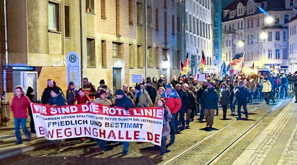 Etwa 150 Teilnehmer zogen am Montagabend mit "Bewegung Halle" durch die südliche Innenstadt von Halle.