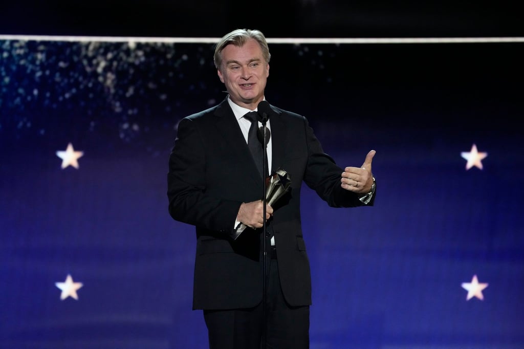 Regisseur Christopher Nolan mit dem Preis für die beste Regie für „Oppenheimer“ bei den Critics Choice Awards.