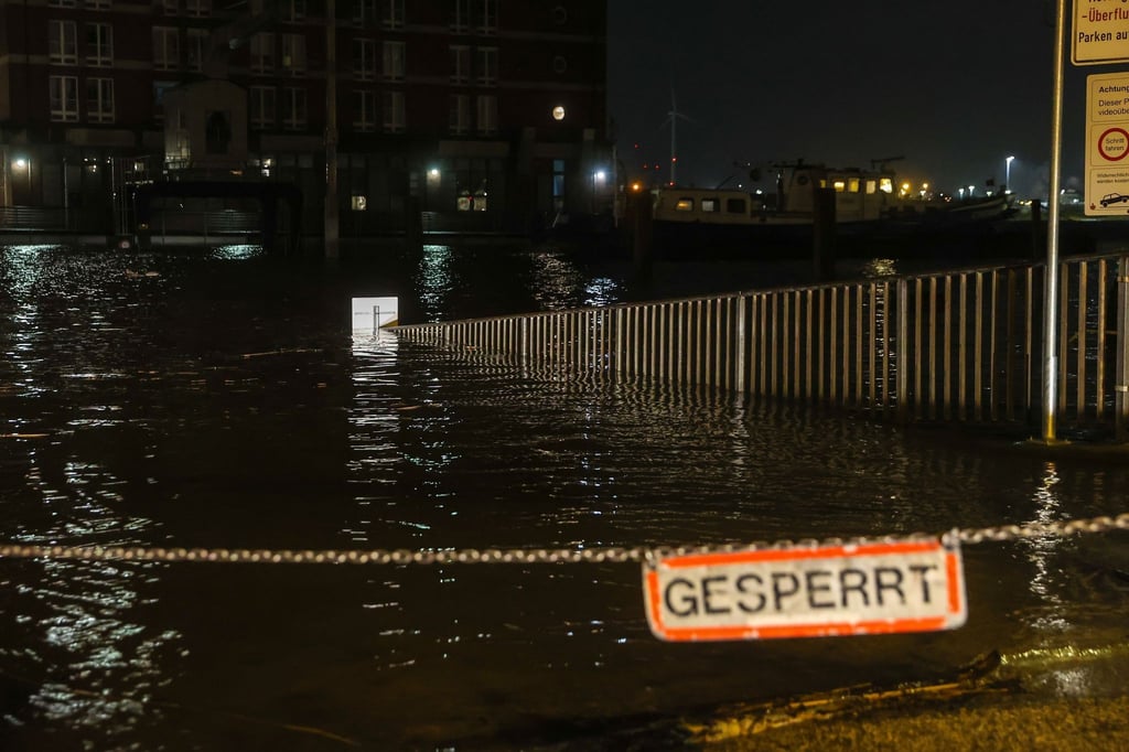 Das Wasser der Elbe hat bei einer Sturmflut einen gesperrten Parkplatz in Hamburg-Övelgönne überflutet.