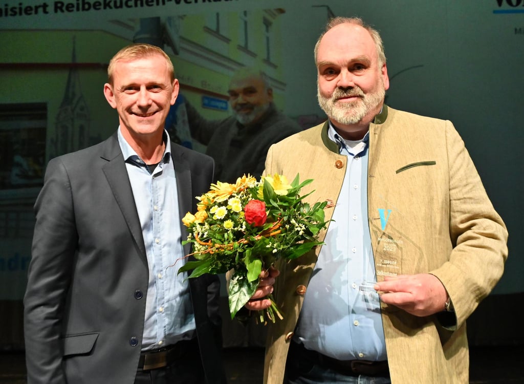 Andreas Schoensee (rechts) wird von Volksstimme-Redakteur Ivar Lüthe als siebter Sieger bei der Wahl zum Magdeburger des Jahres 2023 beglückwünscht.