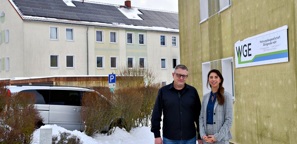 Sven Wöhlert und Isabell Albrecht von der Wohnungsbaugesellschaft Elbingerode. Im Hintergrund ist die erste Photovolatikanlage auf einem der Häuser des Vermieters an der Ernst-Grube-Straße zu sehen, die im vergangenen Jahr installiert wurde.