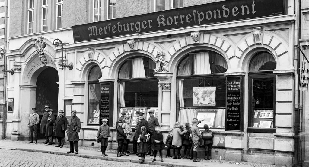 In der Kleinen Ritterstraße befand sich im Jahr 1926 das Verlagsgebäude des „Merseburger Korrespondenten“. Das Foto von Maximilian Herrfurth ist im Buch „Die Merseburger Fotografenfamilie Herrfurth“ veröffentlicht worden.