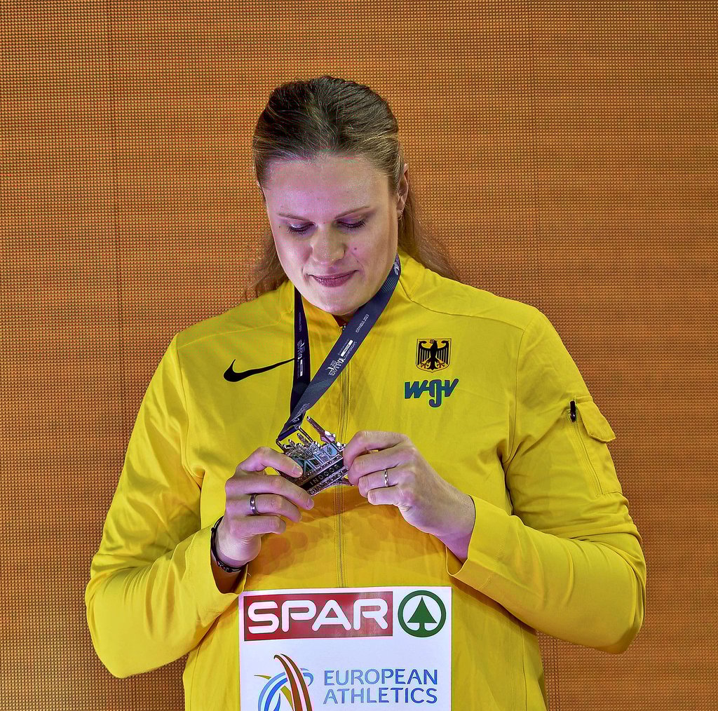 Sara Gambetta mit der Medaille nach ihrem Silber-Stoß bei der Hallen-EM 2023.