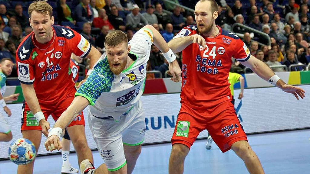 Christan O’Sullivan zusammen mit Petter Overby (l.) im Zweikampf mit Sloweniens Kreisläufer Blaz Blagotinsek.