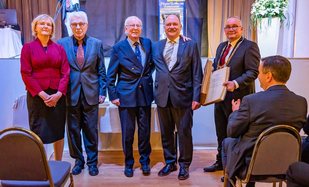 Mit einem Eintrag in das Goldene Buch geehrt wurden Dr. Uwe Klein ( 2. v. l.), Peter-Jürgen Mette-Braem (M.) sowie Michael Funke (2.v.r.) gemeinsam mit dem leider verhinderten Hennig Rühe. Die Verdienste der Geehrten würdigten Stadtratsvorsitzende Sylvia Marschner (l.) und Oberbürgermeister Frank Ruch (r.).