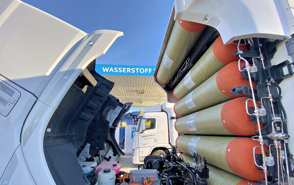 An der Wasserstofftankstelle am Glindenberger Weg in Magdeburg: Blick in den aufgeklappten Motorraum eines auf diesen Treibstoff ausgelegten Lkw.