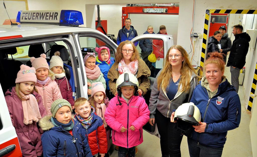 Haben geradeso Platz im Gerätehaus der FFW Rathmannsdorf – die quasi Gründungsmitglieder der Kinderfeuerwehr Liethe-Flämmchen mit ihrer „Wehrleitung“ Constanze Stötzer (von rechts), Annabell Fugmann und Anika Fugmann. Der Nachwuchs ist ein Grund mehr für den geplanten Bau des neuen Hauses.