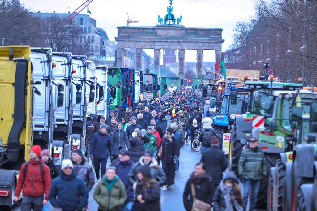 Dausende Bauern und Beschäftigte von Fuhrunternehmen protestierten am Montag in Berlin.
