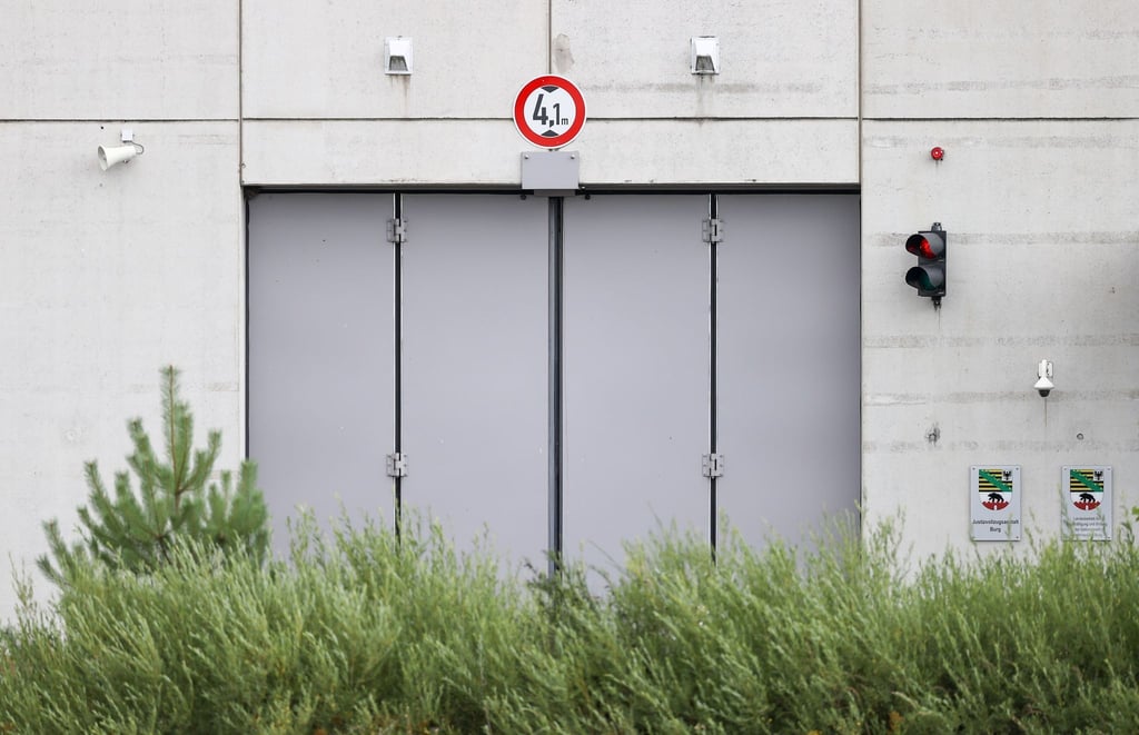 Blick auf das geschlossene Tor der Justizvollzugsanstalt Burg.