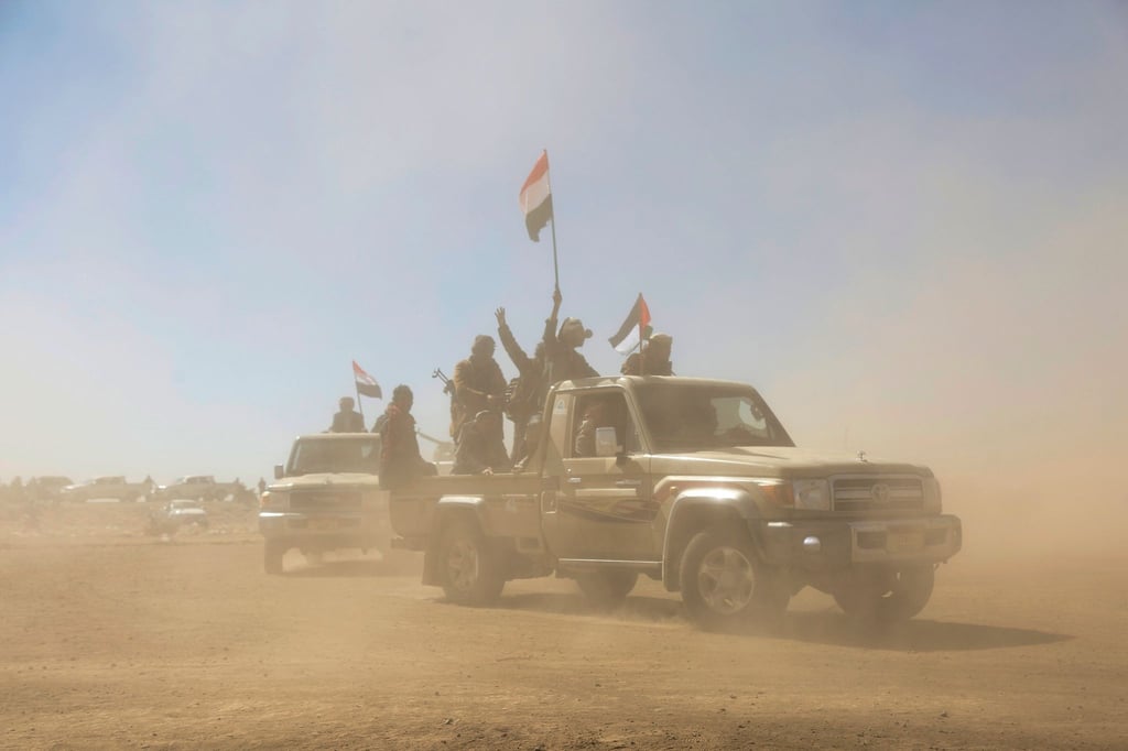 Huthi-Kämpfer veranstalten eine Kundgebung gegen die Angriffe der USA und Großbritanniens auf von den Huthis betriebene militärische Einrichtungen.