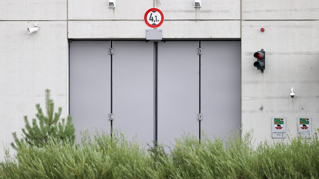 Blick auf das geschlossene Tor der Justizvollzugsanstalt Burg.