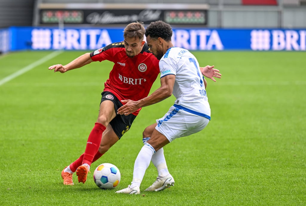 Wehen Wiesbadens Amar Catic im Duell mit Herbert Bockhorn vom 1. FC Magdeburg. In der Hinrunde der Saison 2023/24 trennten sich beide Mannschaften mit 1:1.