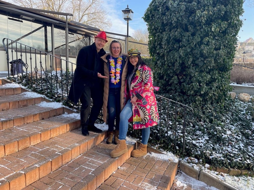 Martin Sichting, Daniela Albrecht (Mitte) und Linda Weber sind eingefleischte Karnevalisten. Sie freuen sich auf die anstehende Weiberfastnacht in Großgörschen.