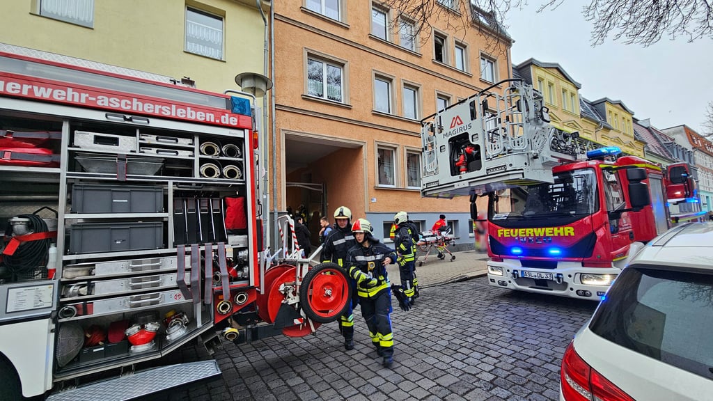 Bei einem gemeldeten Wohnungsbrand in der Ascherslebener Schlachthofstraße waren die Feuerwehren schnell vor Ort.