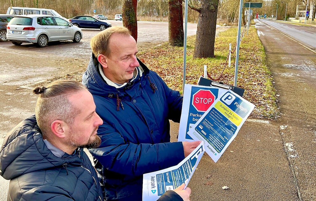 Auf dem Tiergarten-Parkplatz wird laut BFG-Bereichsleiter Peter Dähne (links) und BFG-Geschäftsführer Thomas Gruschka demnächst eine Kennzeichen-Registrierung installiert, aus der eine Parkgebühr schlussfolgert.