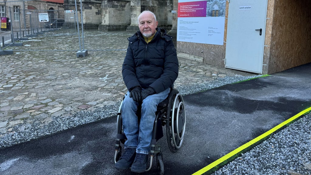 Karl-Heinz Litschko auf dem barrierefreien Zugang zum Dom, der bei Veranstaltungen der Kirchengemeinde oft verschlossen ist.
