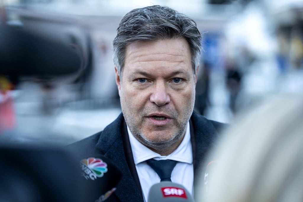 Bundeswirtschaftsminister Robert Habeck gibt eine Pressestatement vor dem Kongresszentrum.