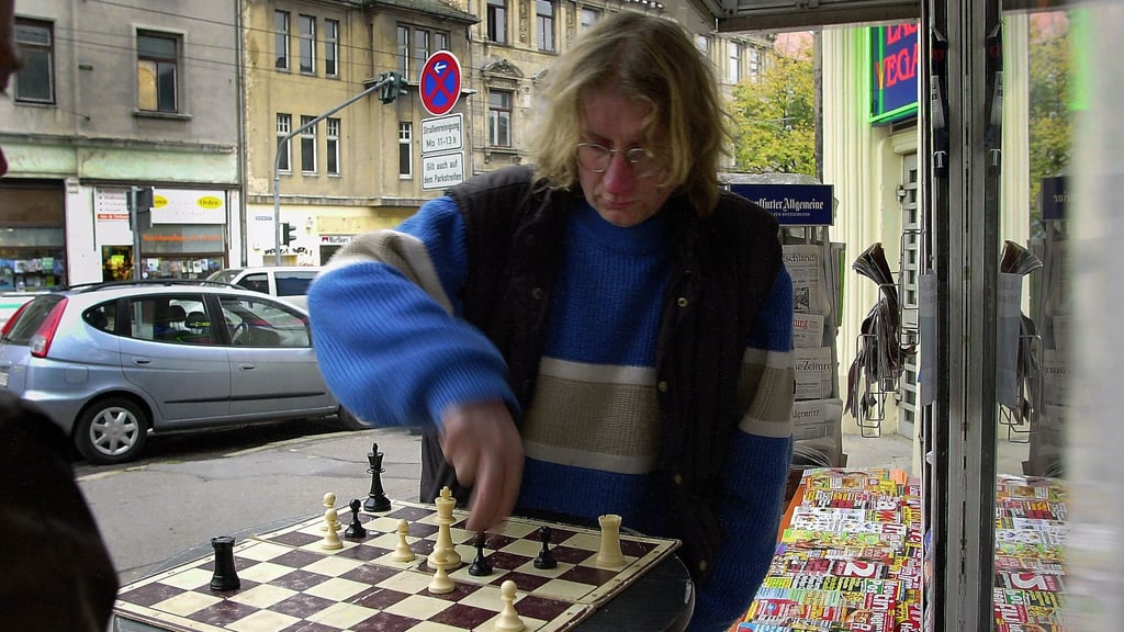 So kannten ihn die Hallenser: Hans-Jürgen Fleischer, von vielen Hansi genannt, geht seiner Lieblingsbeschäftigung nach - dem Schachspiel vor dem Kiosk Händelstraße/Ecke Bernburger Straße.