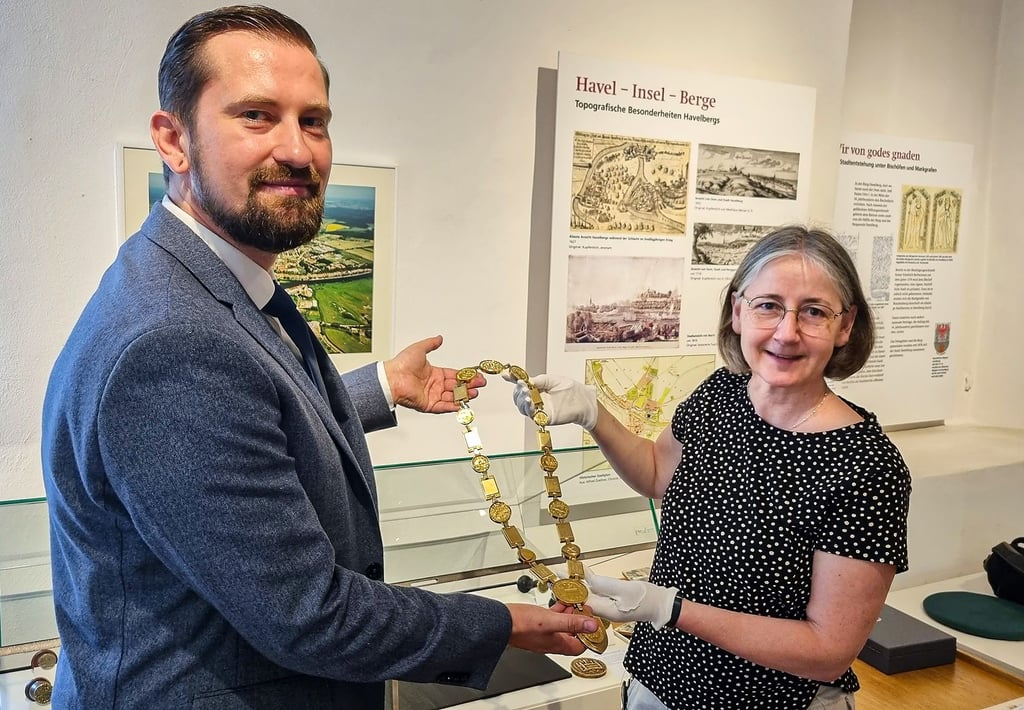Getrennt hat sich Havelbergs Bürgermeister Mathias Bölt im vorigen Jahr von seiner Amtskette. Jedoch nur als Leihgabe fürs Prignitz-Museum. Dort können sich Besucher das Schmuckstück in einer Vitrine anschauen, freut sich Museumsleiterin Antje Reichel. Zuvor lag die Kette im Rathaus im Safe und wurde nur zu besonderen Anlässen getragen – wie am Donnerstag zum Neujahrsempfang, wenn wieder ein Eintrag ins Goldene Buch der Stadt erfolgen soll.